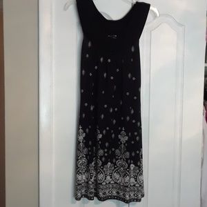 Sleeveless black print dress